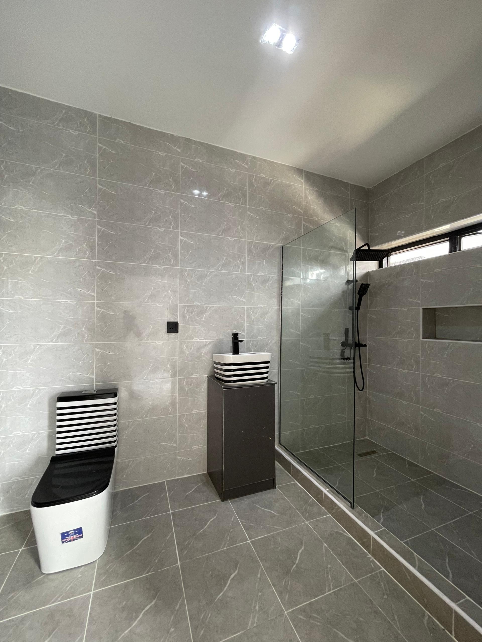 5BEDROOM FULLY DETACHED DUPLEX FOR SALE image 5